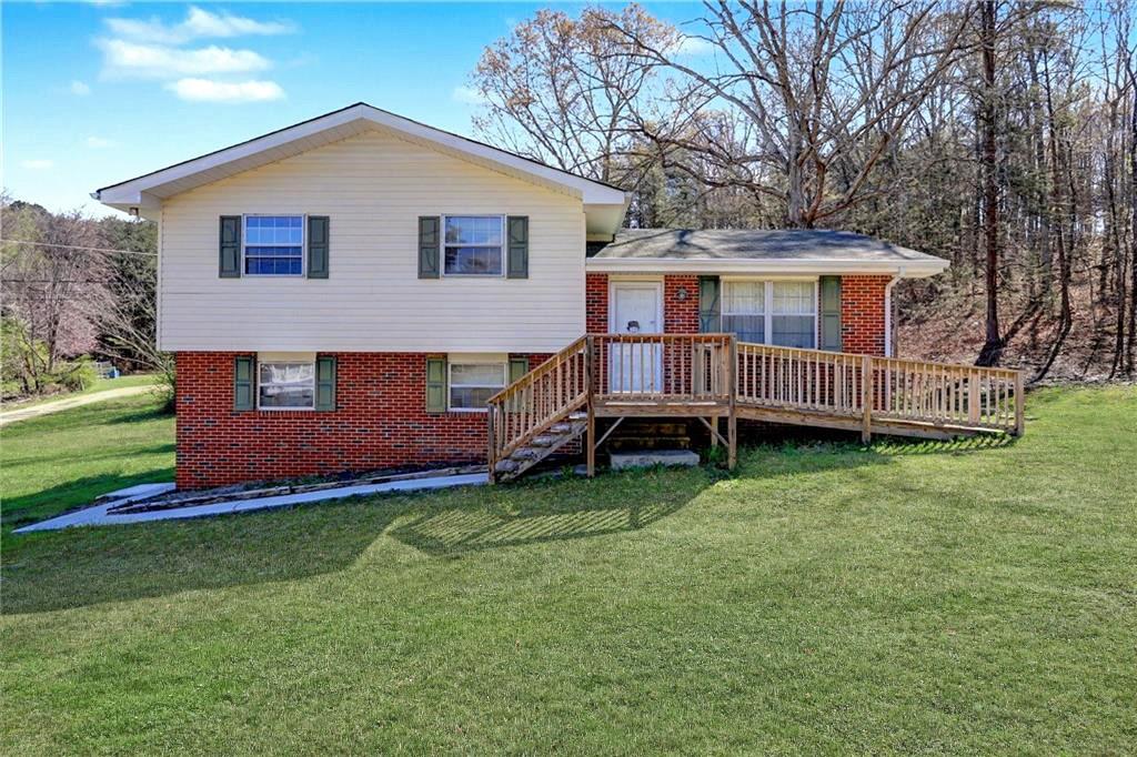 a view of a house with a yard
