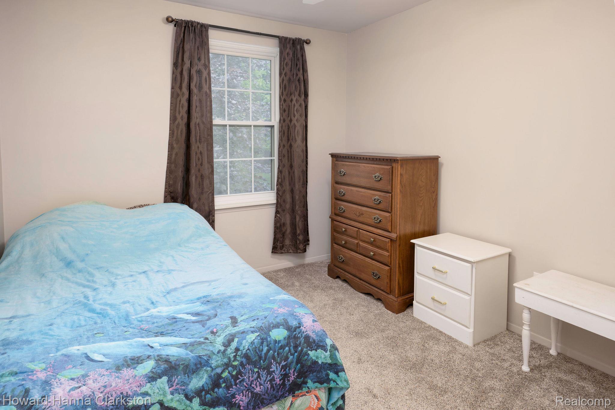 3145 Hidden Ridge Drive Waterford, MI 48328 - Photo 10 of 26 2nd bedroom with closet.