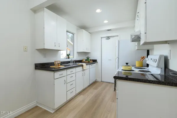 $559,900 | 24121 Village 24, Camarillo, CA 93012