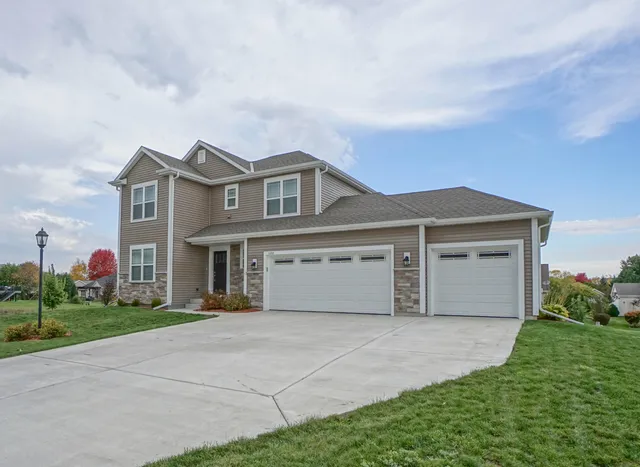 $675,000 | 1200 Juniper Lane, Oconomowoc, WI 53066