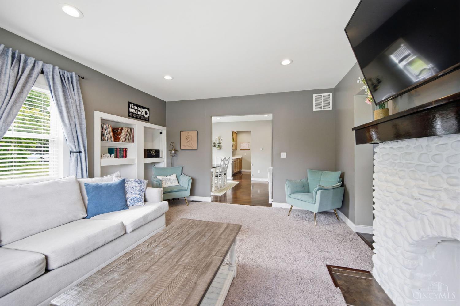 3654 Boomer Road Cincinnati, OH 45247 - Photo 3 of 33 Gallery Image 3