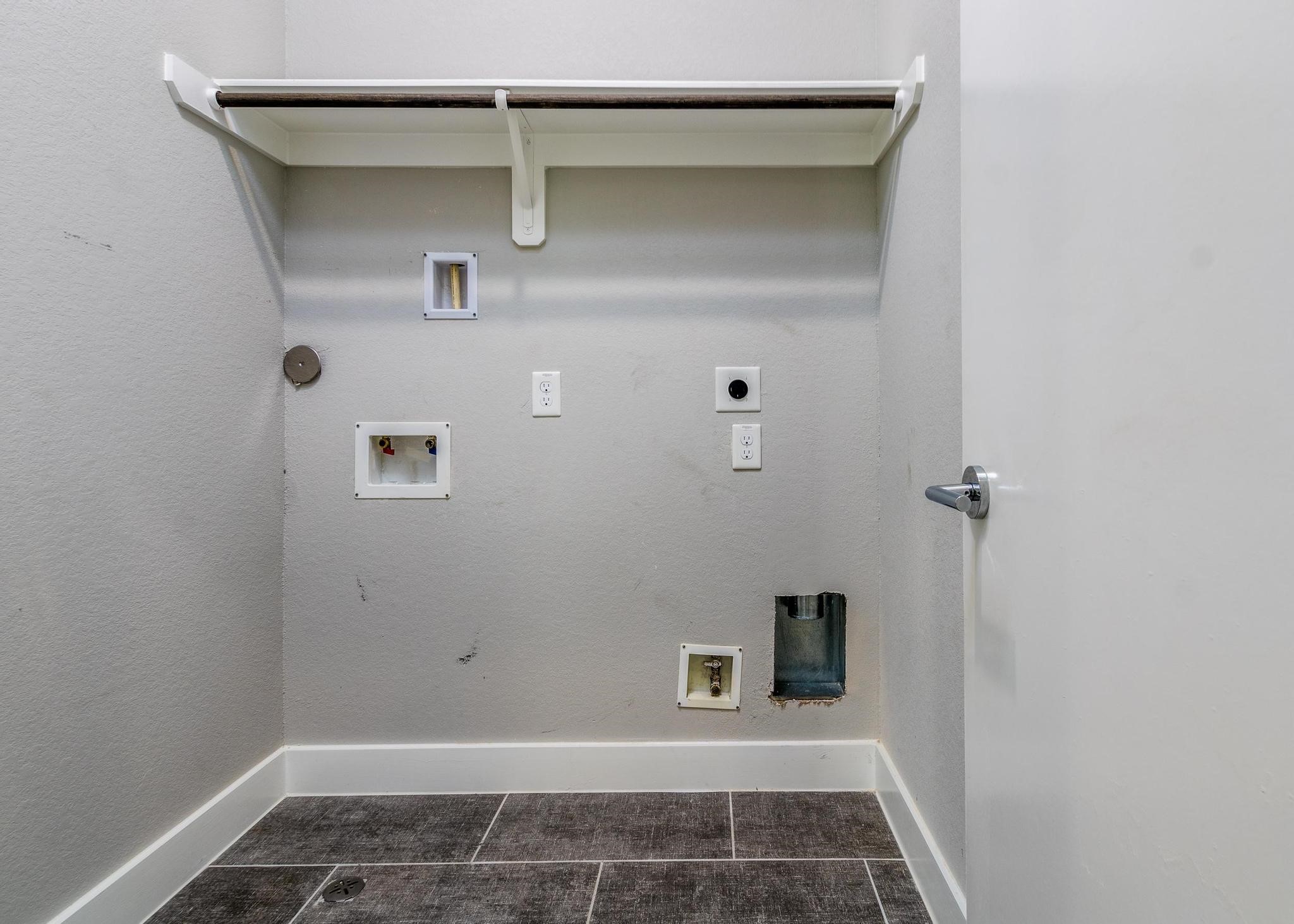 8409 Hempstead Road, Unit F Houston, TX 77008 - Photo 19 of 23 a view of front door