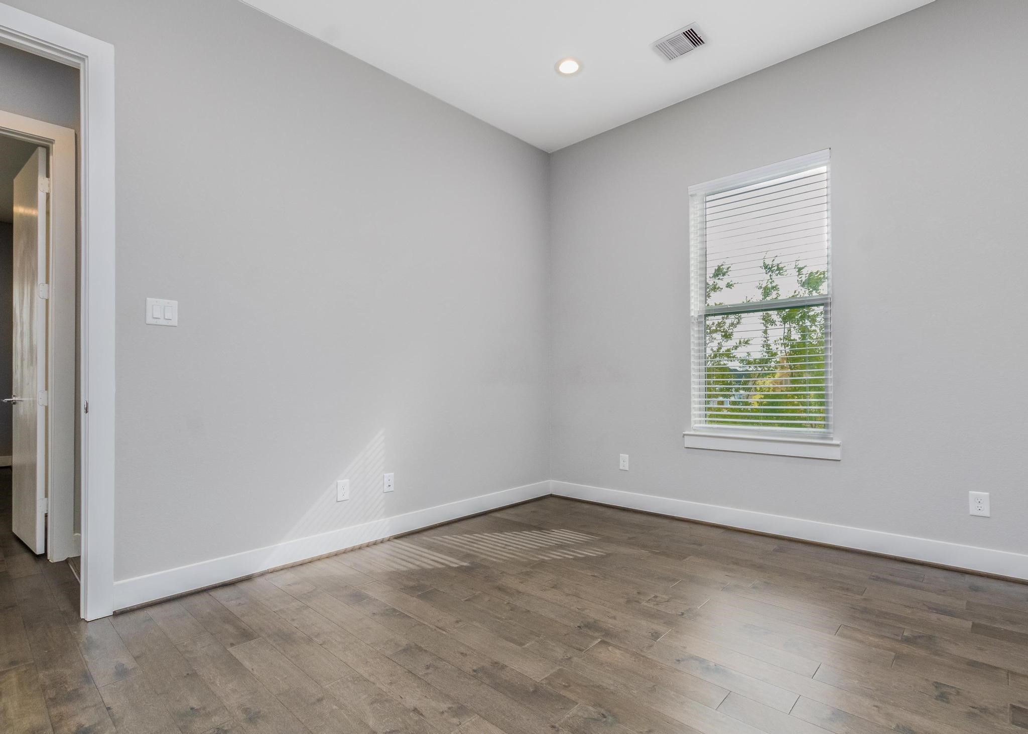 8409 Hempstead Road, Unit F Houston, TX 77008 - Photo 23 of 23 an empty room with a window