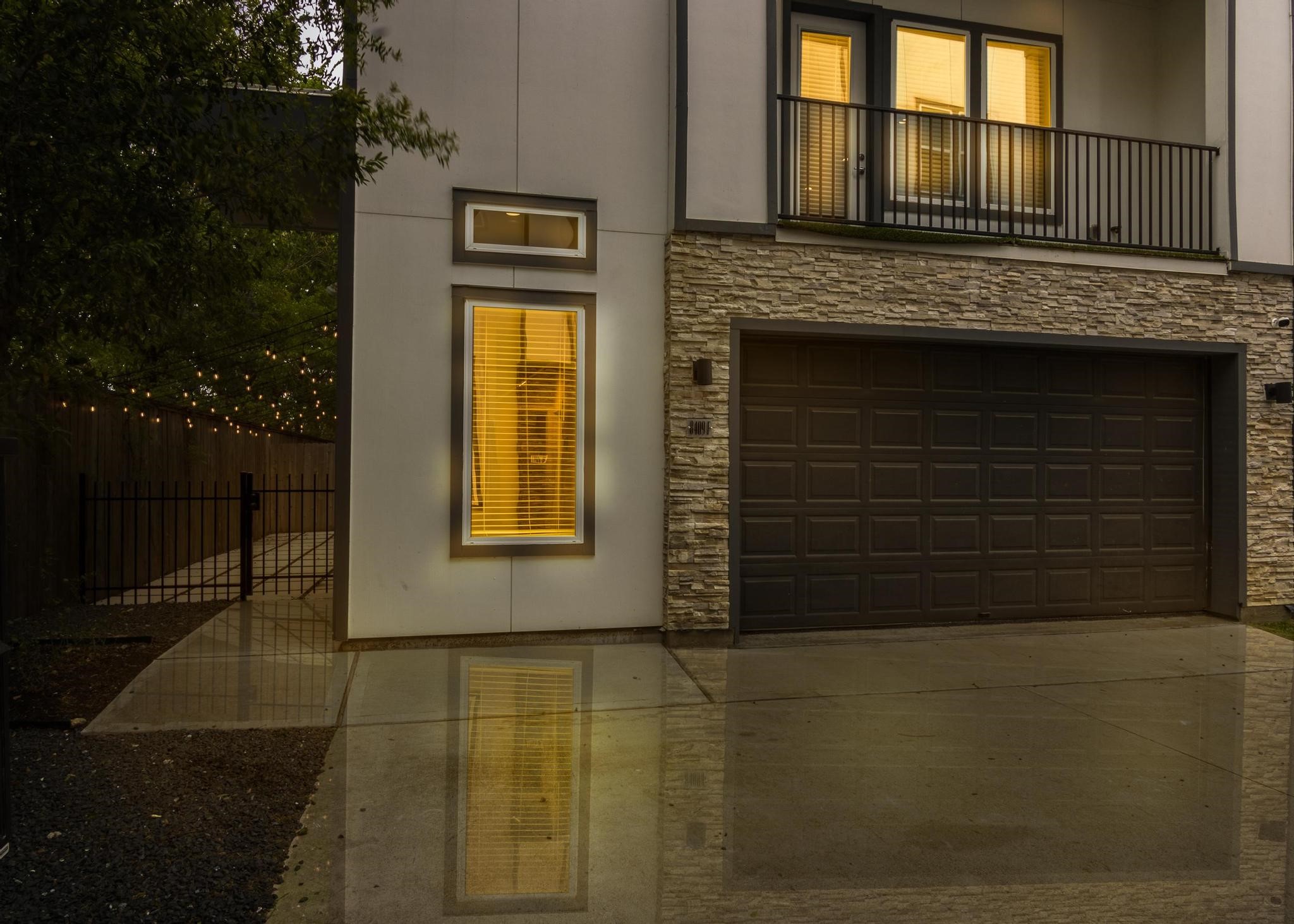 8409 Hempstead Road, Unit F Houston, TX 77008 - Photo 5 of 23 a front view of a house with a yard