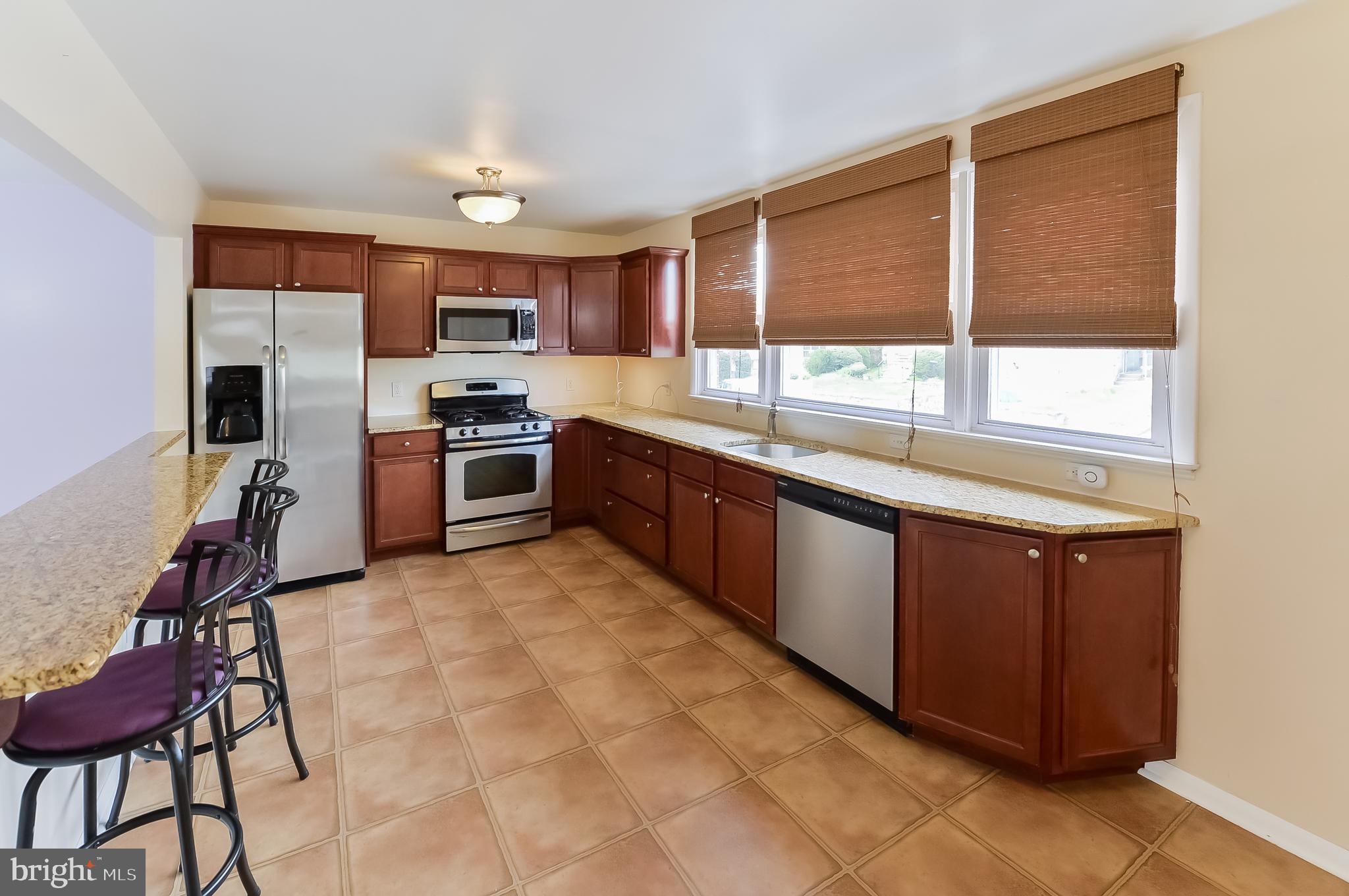 620 Renz Street Philadelphia, PA 19128 - Photo 10 of 32 Eat-in-Kitchen with Stainless Steel Appliances