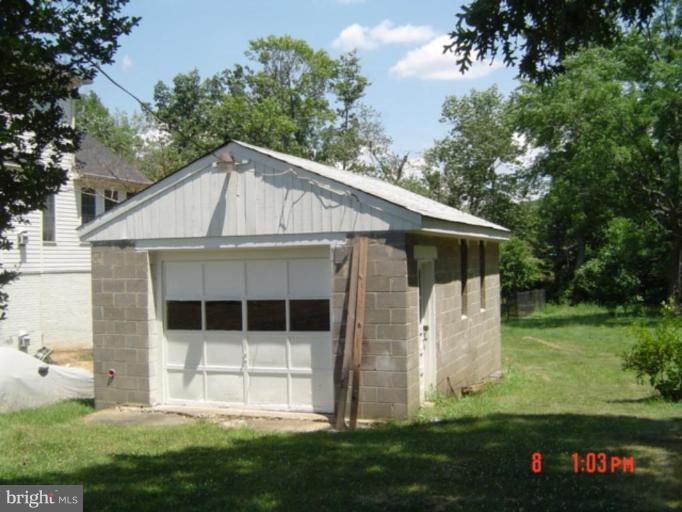 5501 Clifton Road Clifton, VA 20124 - Photo 4 of 13 Garage 1