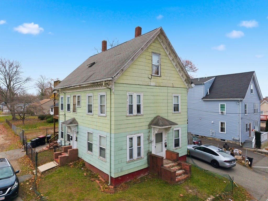 a view of a house with a yard