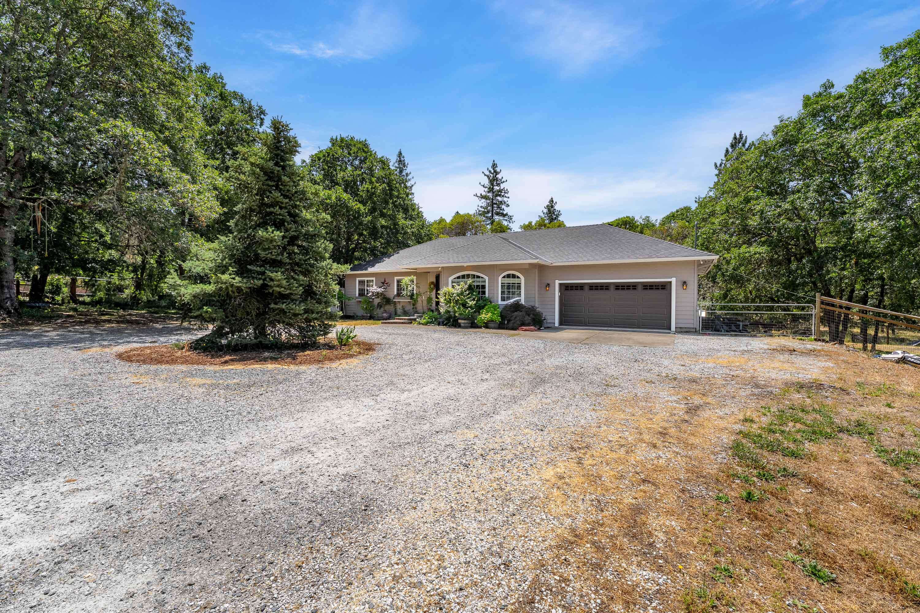 5851 Hugo Road Grants Pass, OR 97526 - Photo 2 of 48 EXT (5 of 20)