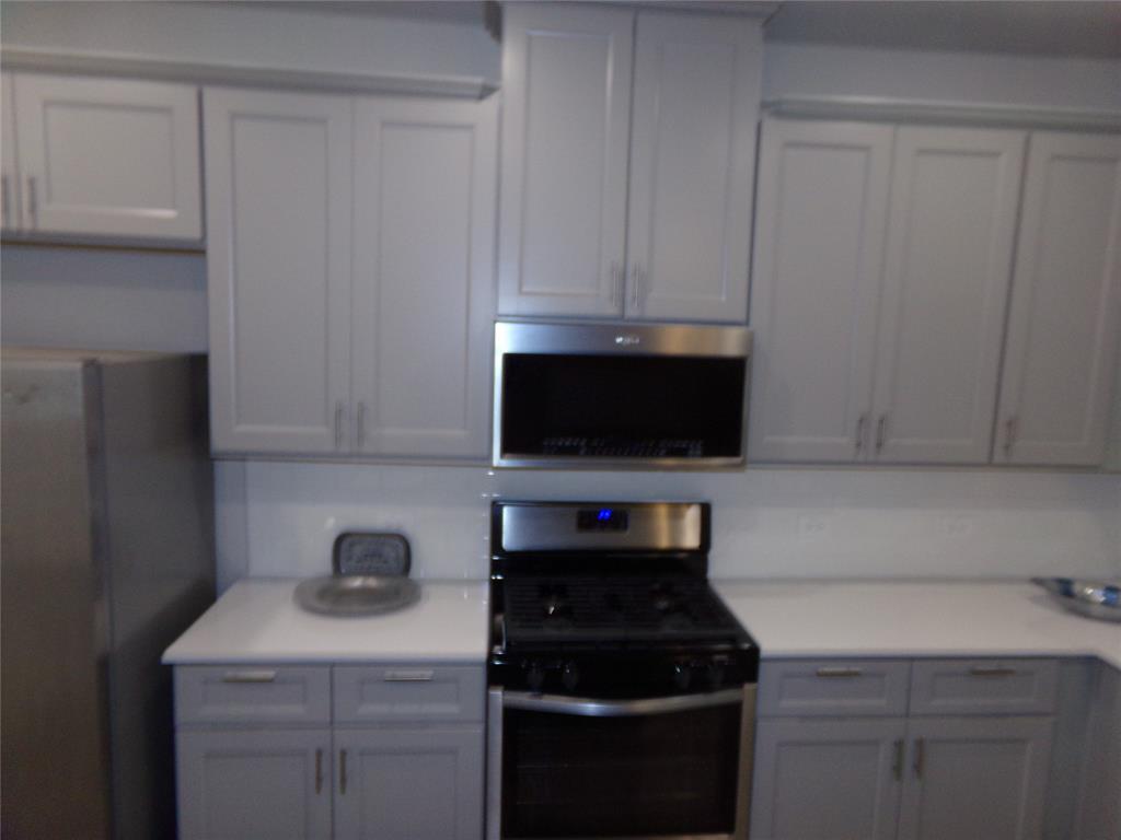 1748 Redding Street Allen, TX 75002 - Photo 5 of 33 Kitchen with stainless steel appliances and light countertops