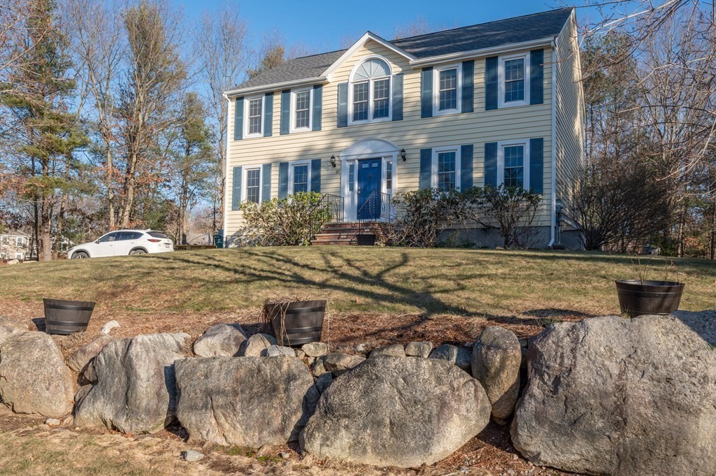 a view of a house with a yard