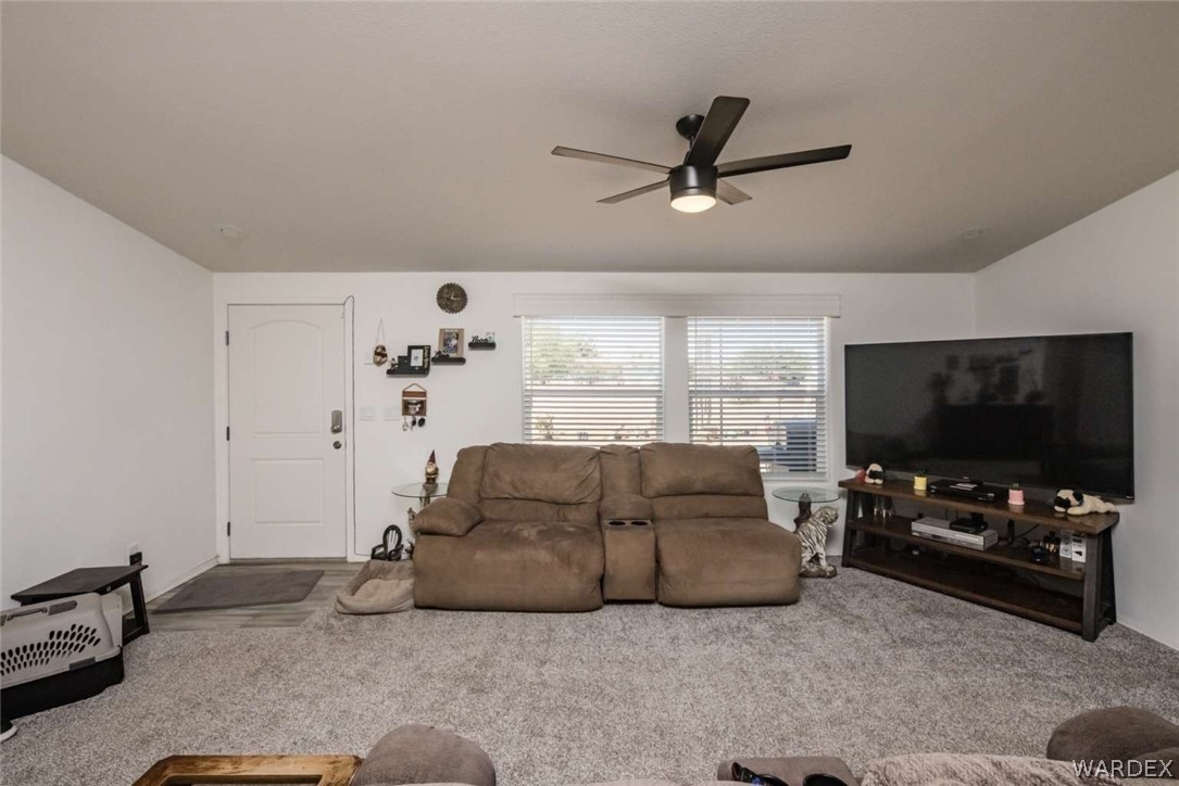 328 South Houck Road Golden Valley, AZ 86413 - Photo 6 of 40 Living Room