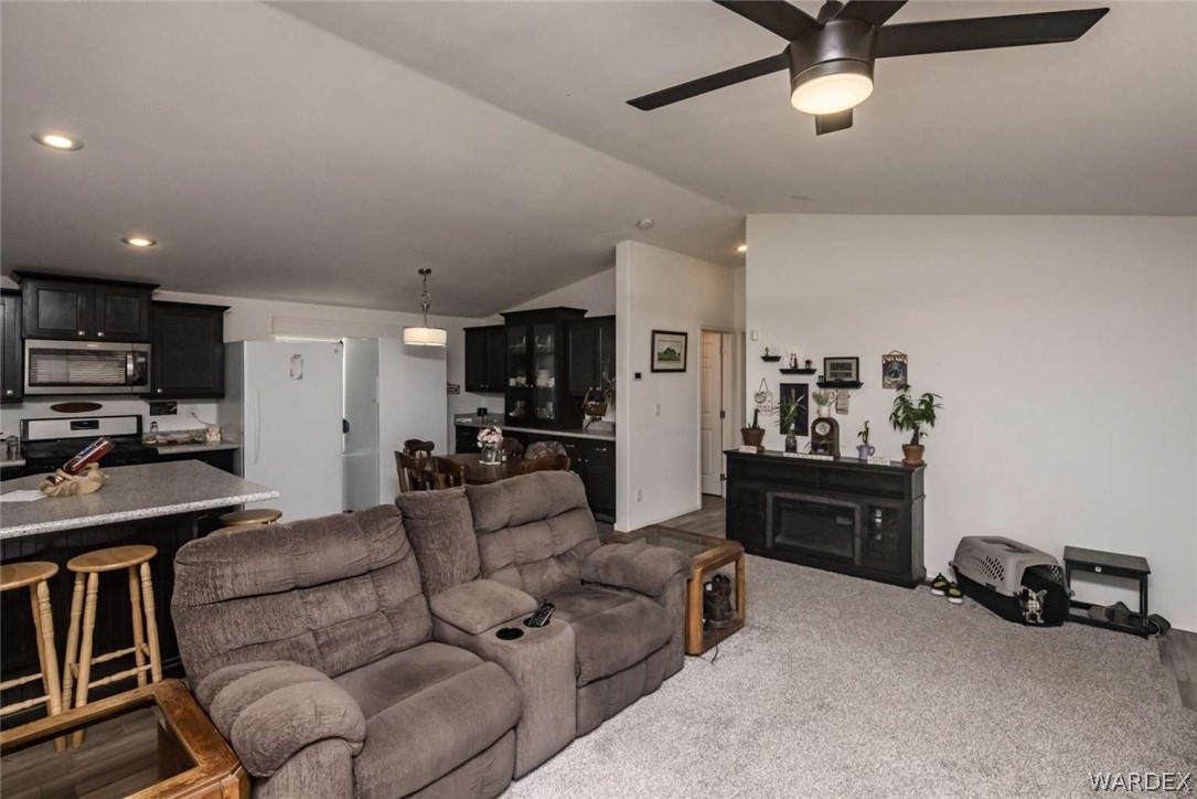 328 South Houck Road Golden Valley, AZ 86413 - Photo 7 of 40 Living Room