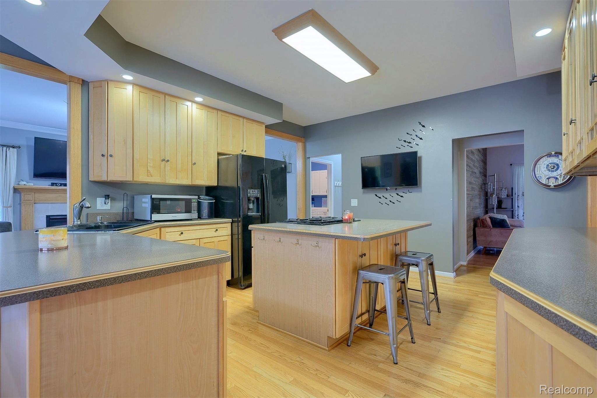6460 Orion Road Rochester, MI 48306 - Photo 9 of 33 9-Kitchen.jpg