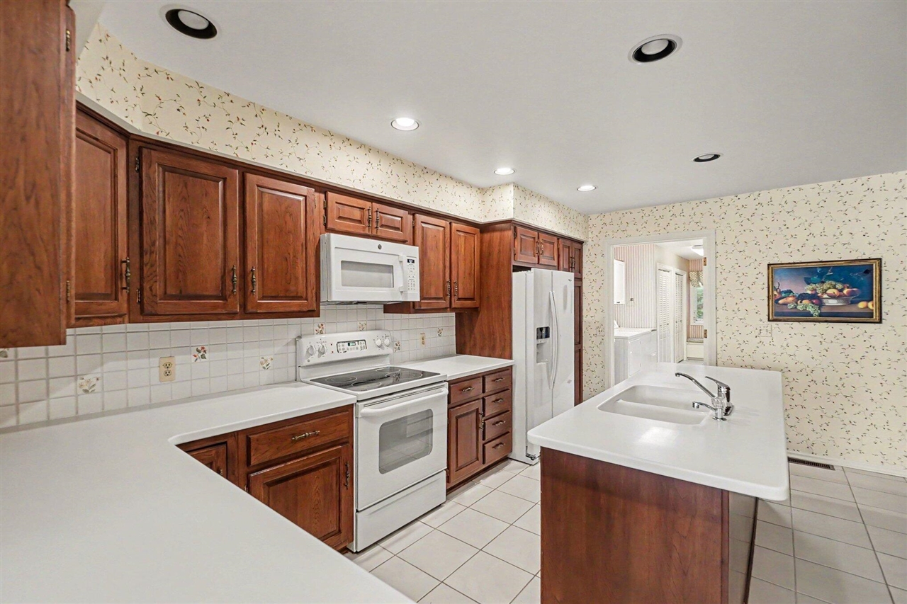 640 Cascade Hills-Ridge Southeast Grand Rapids, MI 49546 - Photo 15 of 35