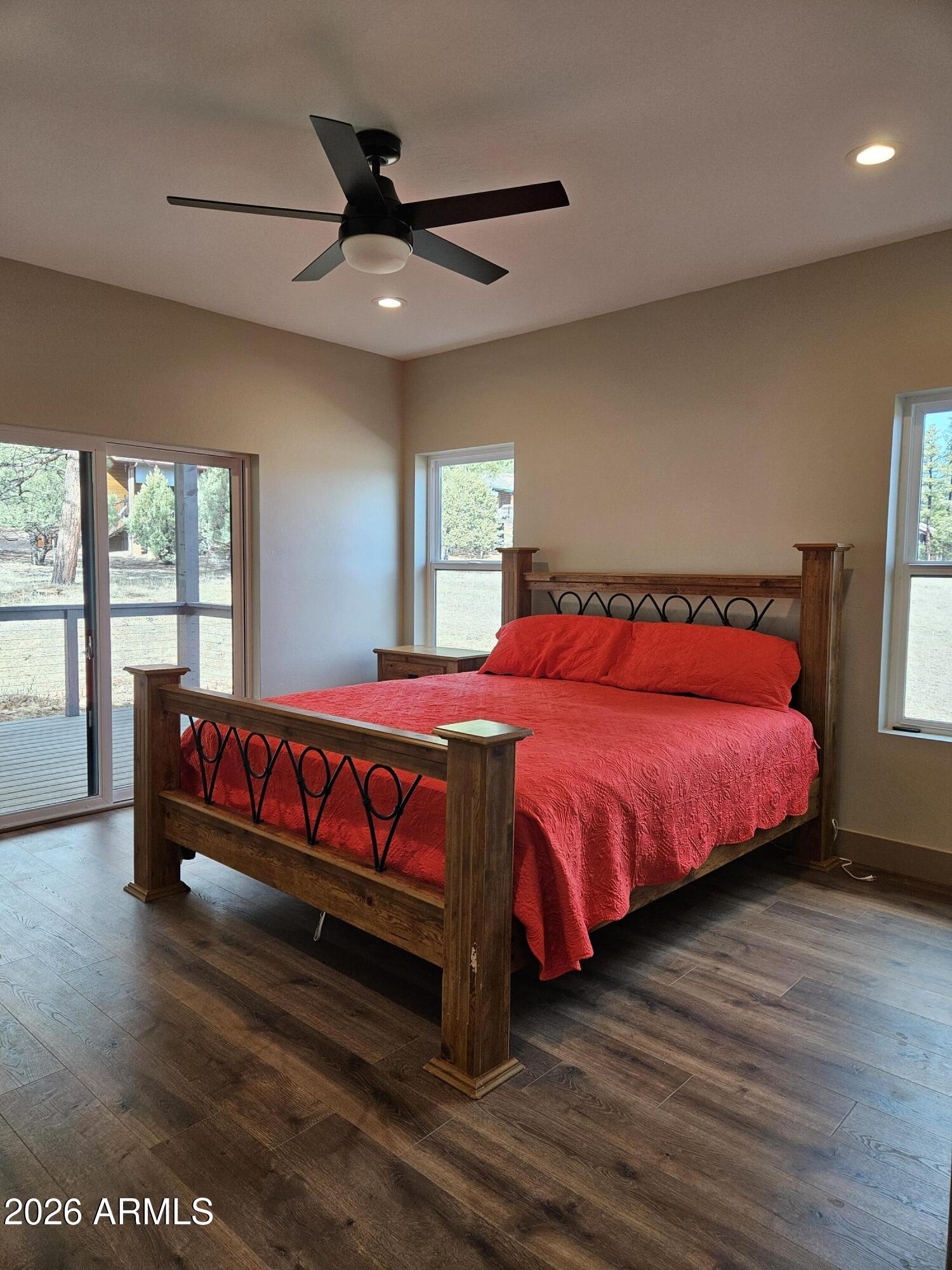 1380 Lakeside Trail Show Low, AZ 85901 - Photo 20 of 48 a bed sitting in a bedroom next to a window