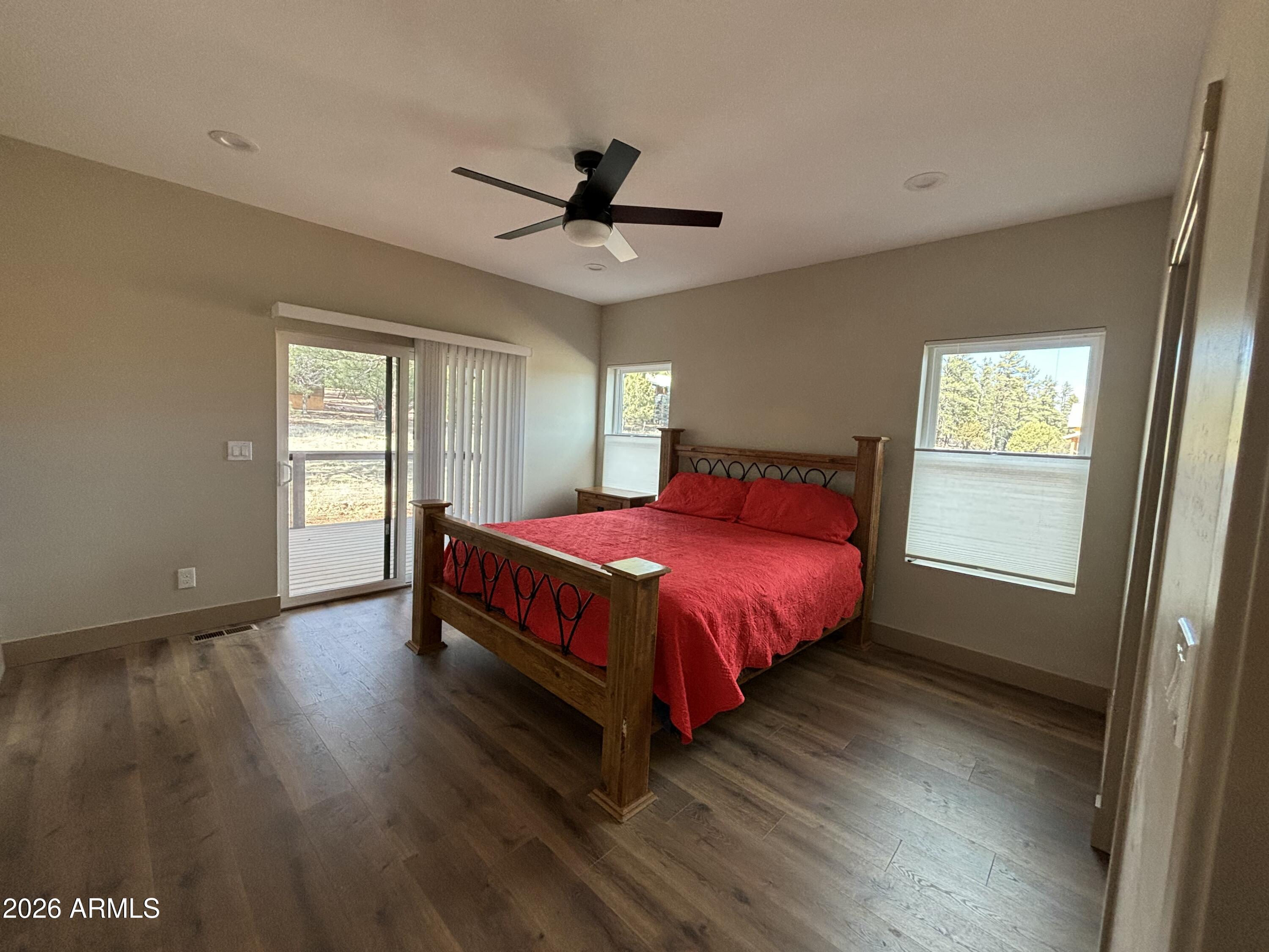 1380 Lakeside Trail Show Low, AZ 85901 - Photo 22 of 48 a spacious bedroom with a bed and window