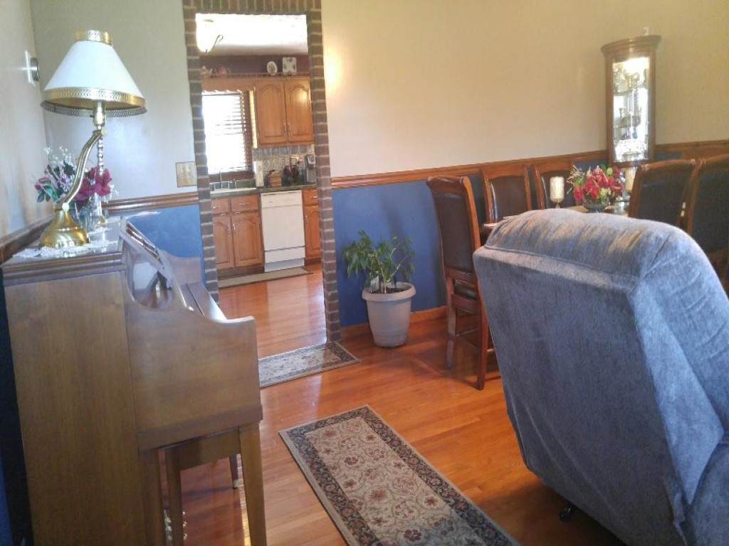 619 Garrison Hollow Road Elizabethton, TN 37643 - Photo 3 of 33 Large Living Room