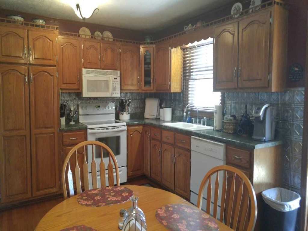 619 Garrison Hollow Road Elizabethton, TN 37643 - Photo 7 of 33 Full Kitchen