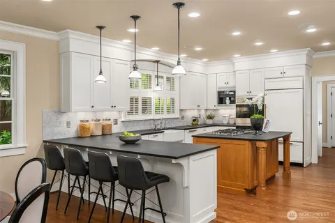$3,645,000 | 10910 Northeast 18th Place, Bellevue, WA 98004