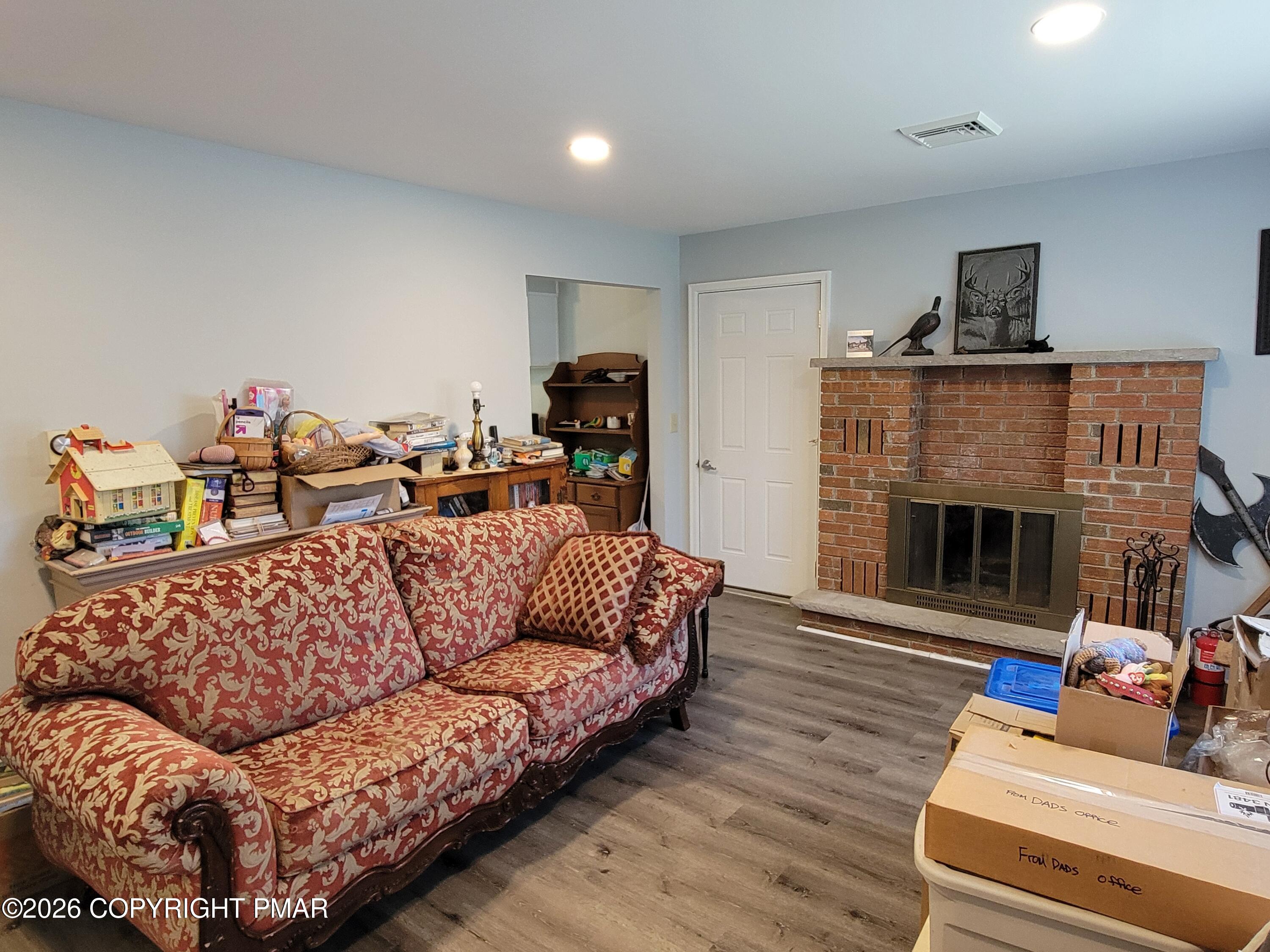 2631 Mountain Road Stroudsburg, PA 18360 - Photo 15 of 41 Living Room
