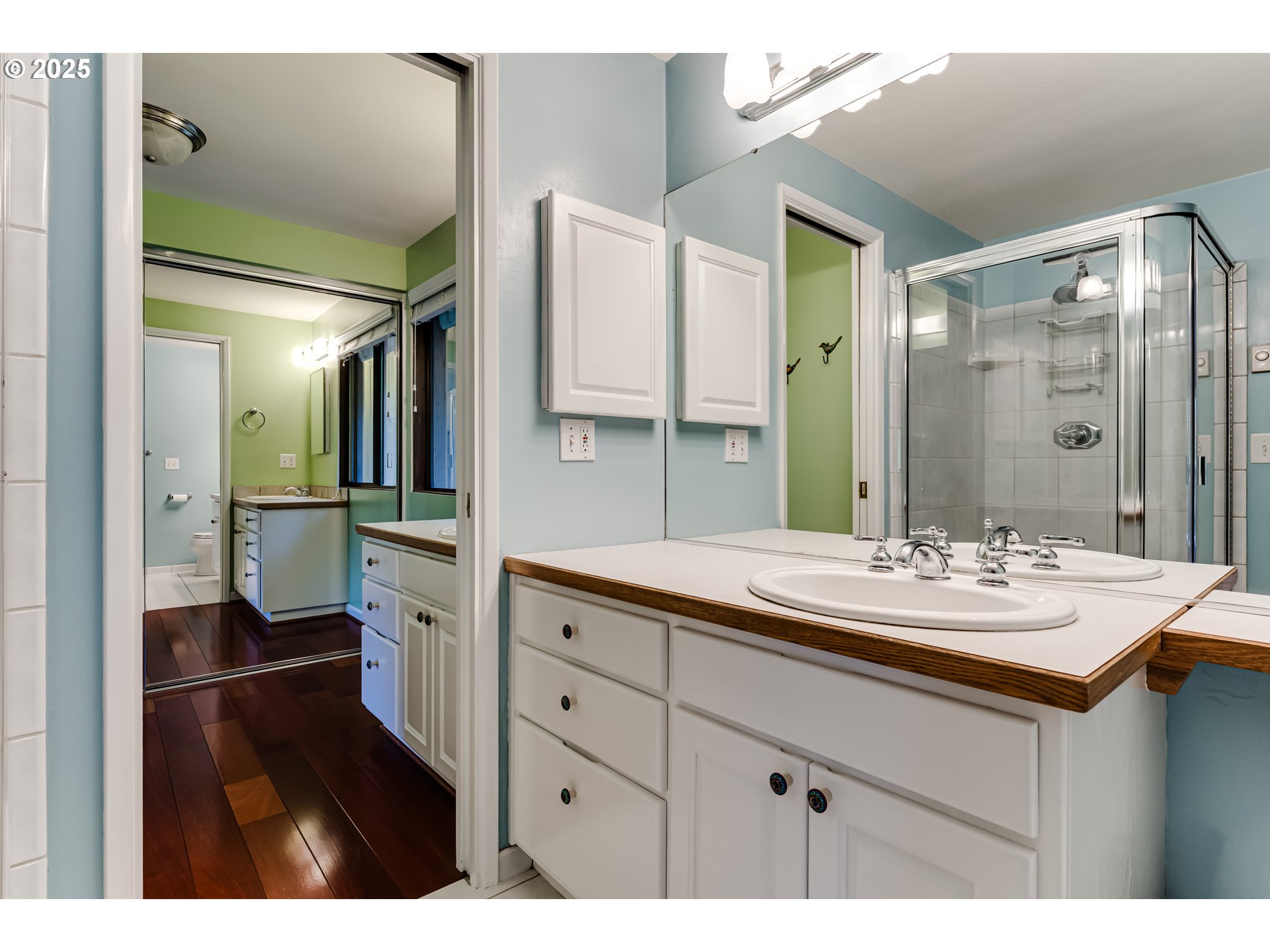 5140 Saratoga Street Eugene, OR 97405 - Photo 17 of 45 a bathroom with a sink vanity granite tub and a mirror