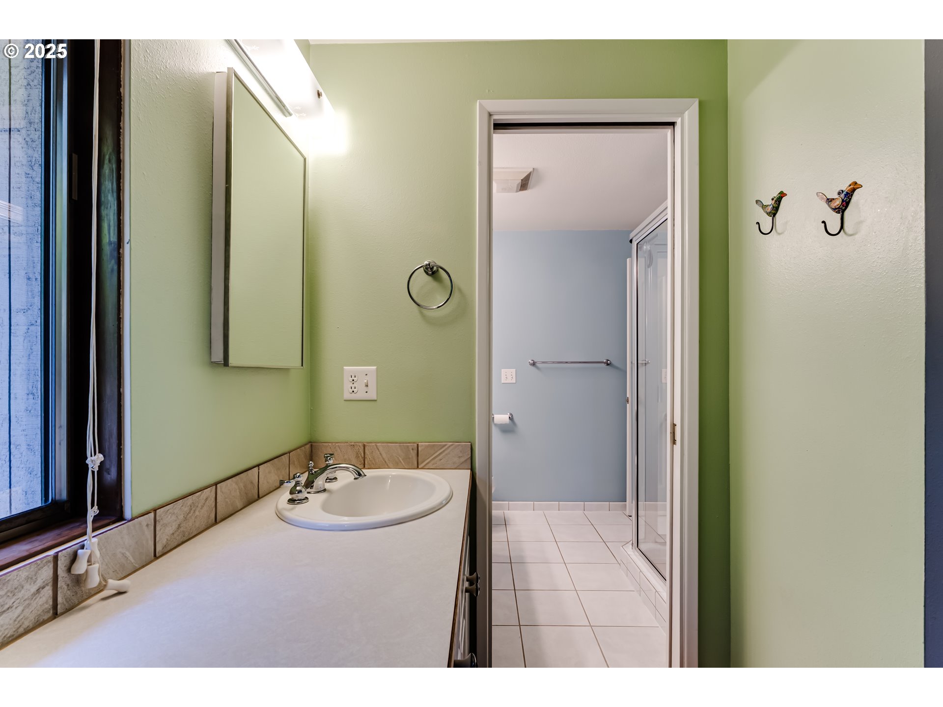 5140 Saratoga Street Eugene, OR 97405 - Photo 21 of 45 a bathroom with a sink a mirror and a shower