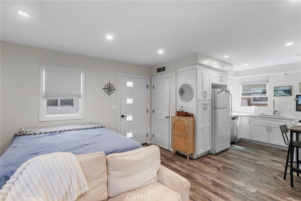 27 66th Place Long Beach, CA 90803 - Photo 19 of 56 a spacious bedroom with a bed and cabinets