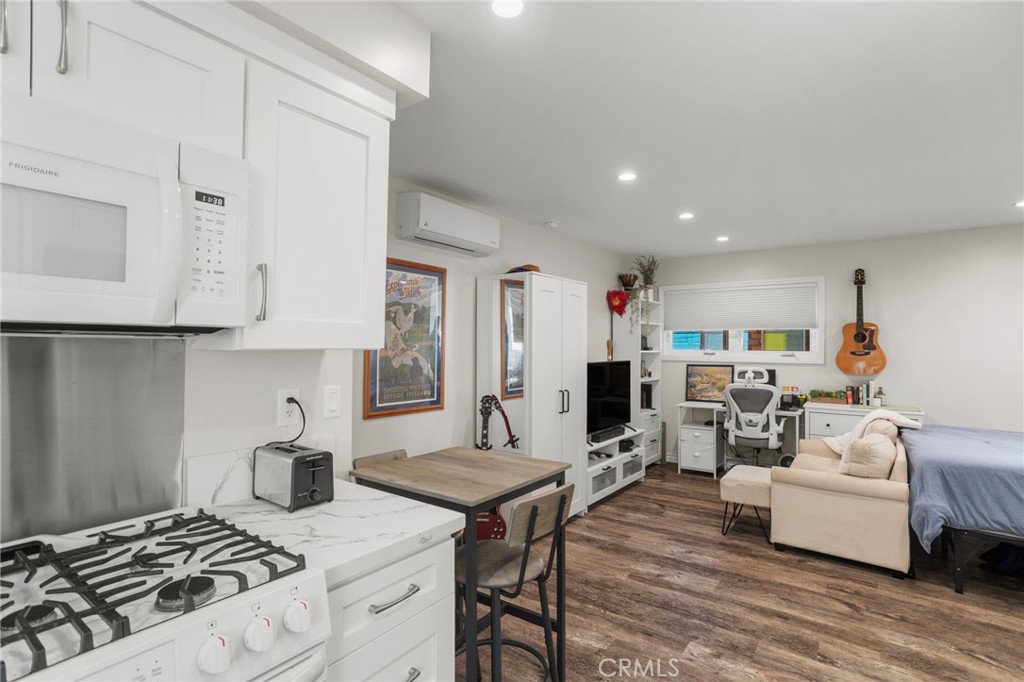 27 66th Place Long Beach, CA 90803 - Photo 22 of 56 a living room with furniture and kitchen view
