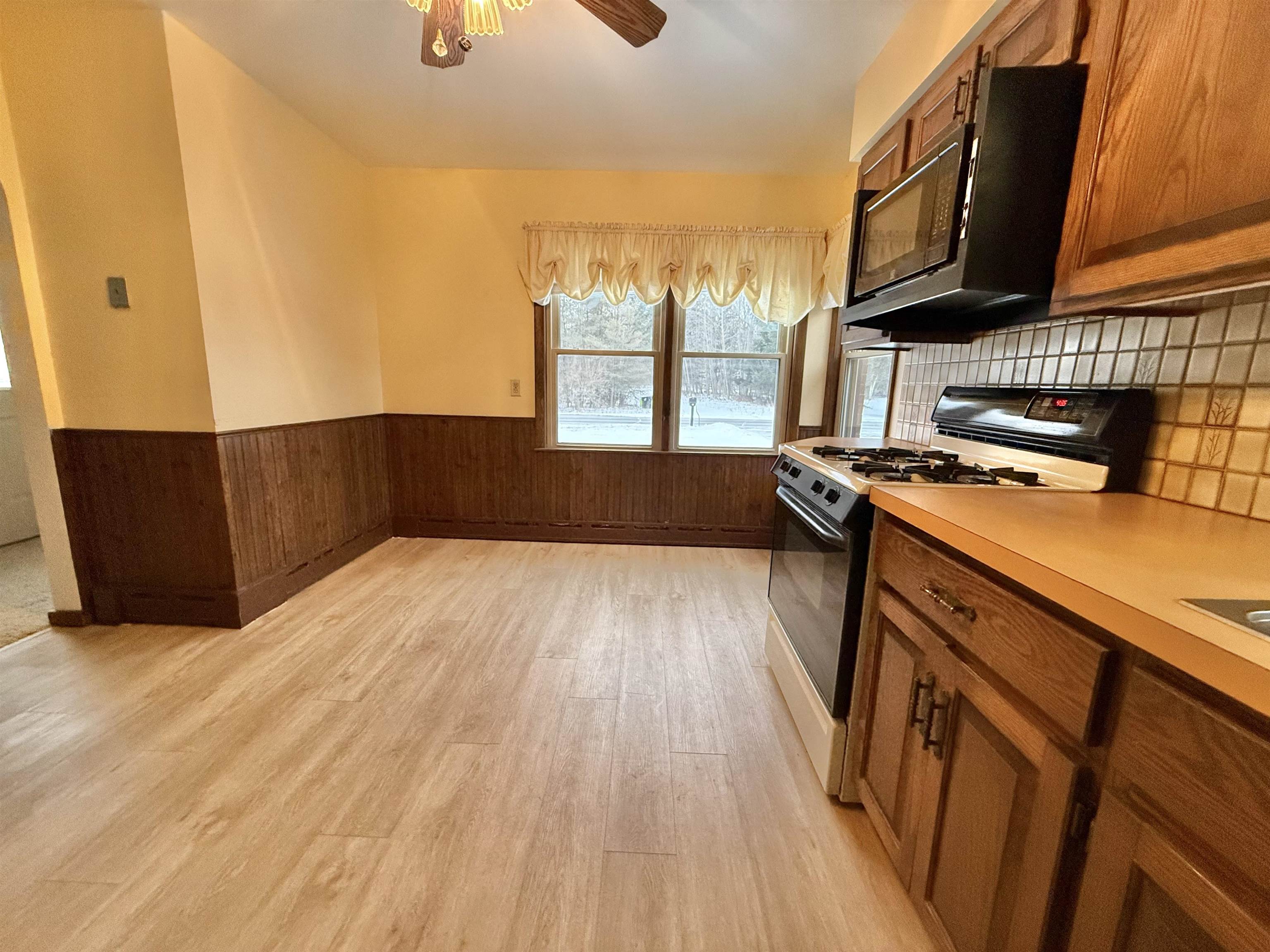 566 West Parish Road Kawkawlin, MI 48631 - Photo 10 of 33