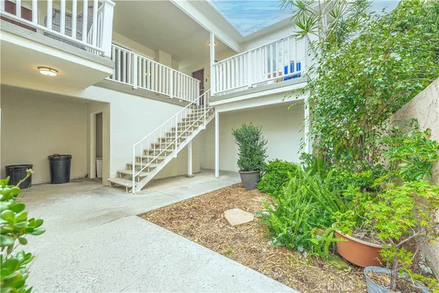 $2,700 | 222 20th Street, Unit 3, Huntington Beach, CA 92648