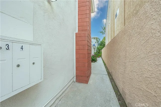 $2,700 | 222 20th Street, Unit 3, Huntington Beach, CA 92648