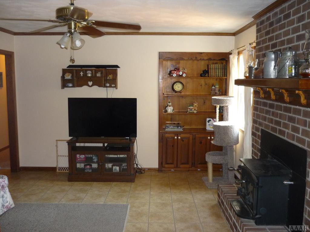112 Quail Run Road Moyock, NC 27958 - Photo 24 of 43 Spacious Family room with built in shelves