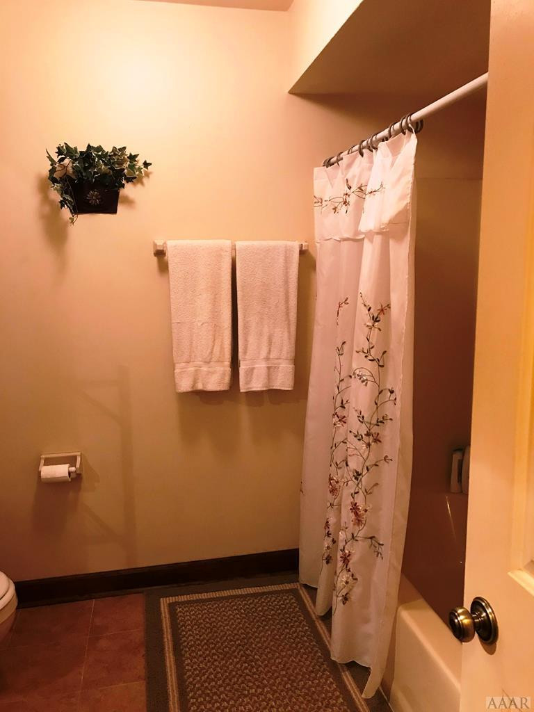 112 Quail Run Road Moyock, NC 27958 - Photo 29 of 43 Hall Bath with tub/shower combo