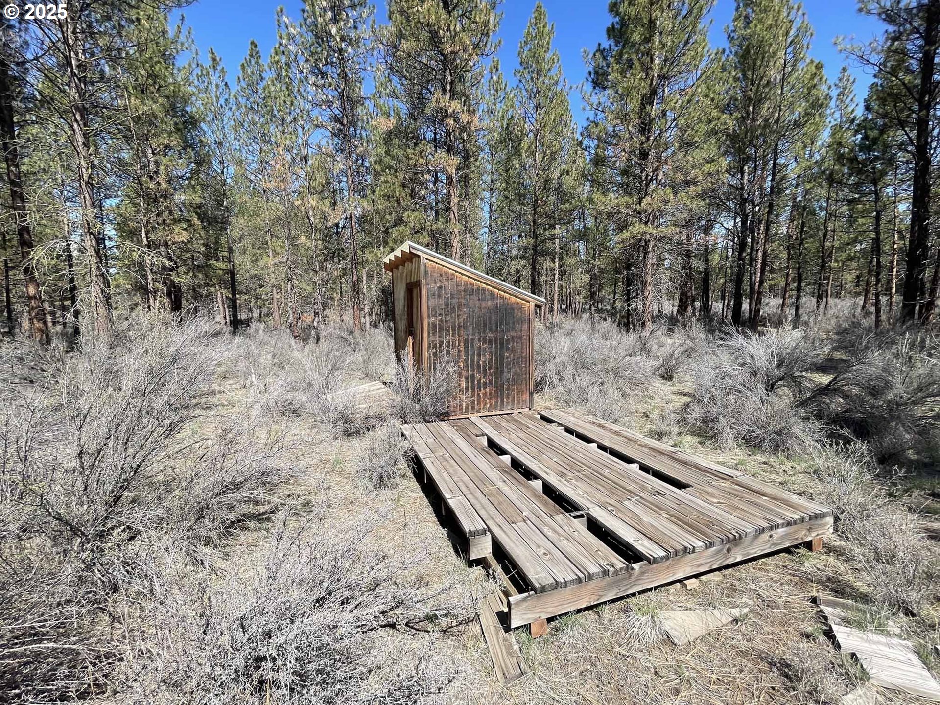 44 Off Nf Road, Unit 1600 Chiloquin, OR 97624 - Photo 24 of 33 a view of a backyard with chairs