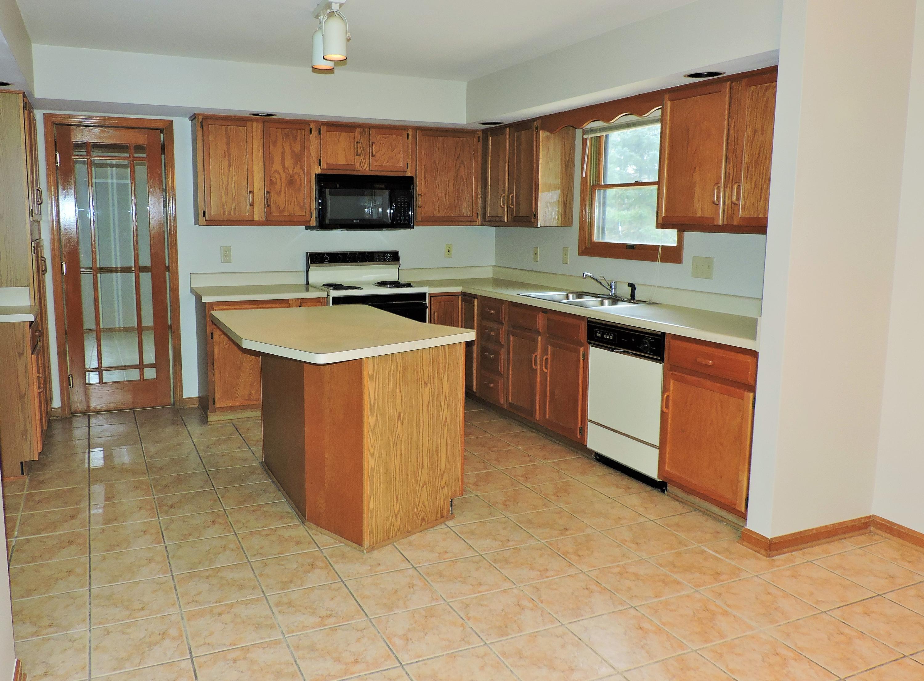 1095 Ridge Place Columbus, OH 43230 - Photo 3 of 32 Gallery Image 3