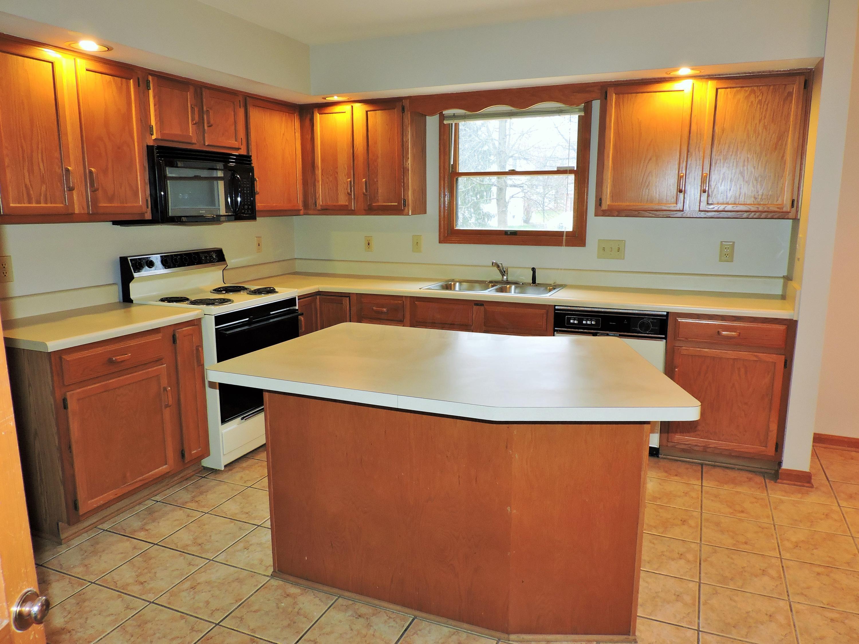 1095 Ridge Place Columbus, OH 43230 - Photo 4 of 32 Gallery Image 4