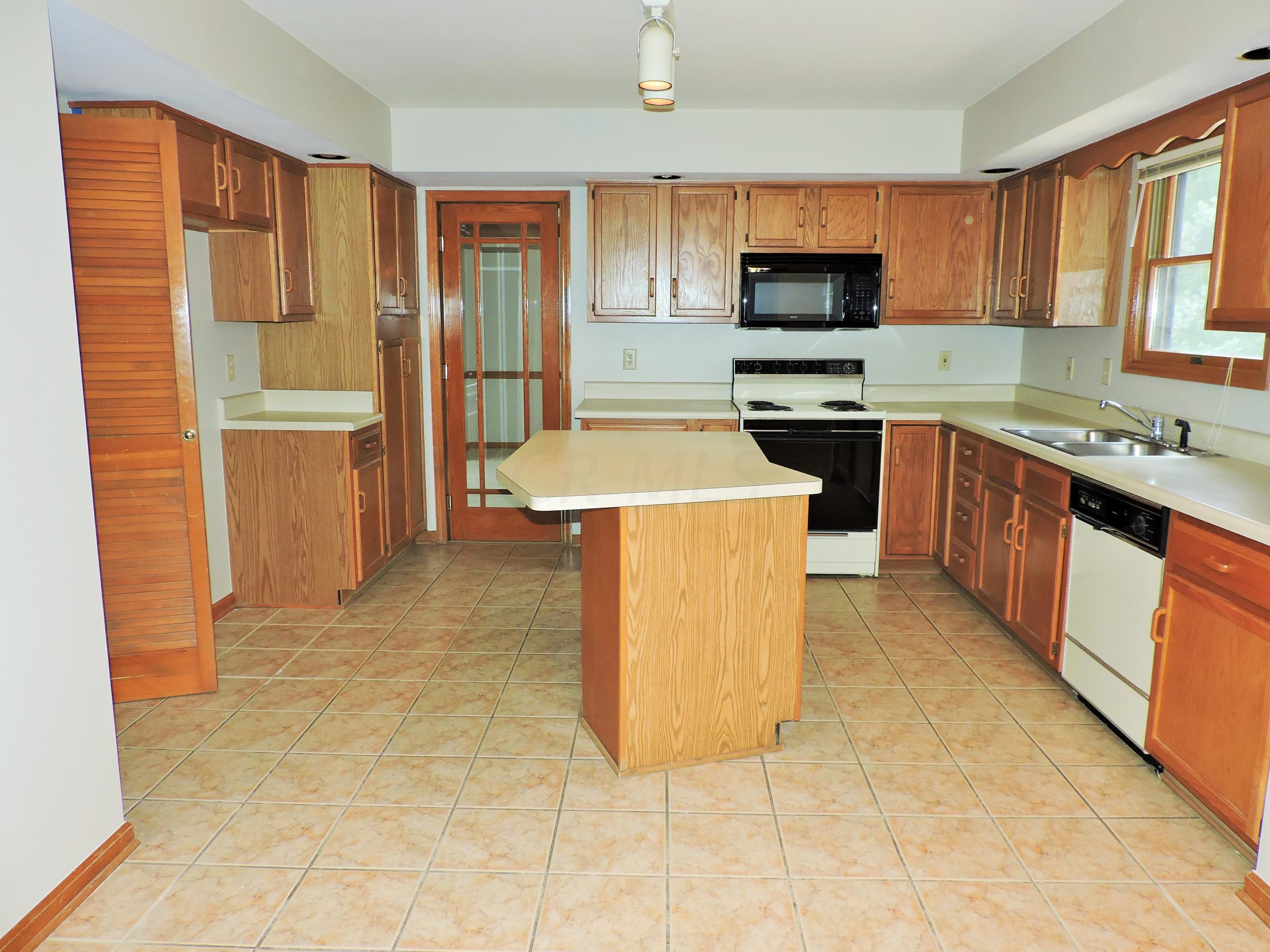 1095 Ridge Place Columbus, OH 43230 - Photo 6 of 32 Gallery Image 6