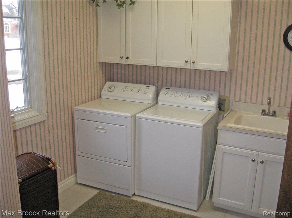 4920 Crestone Way Rochester, MI 48306 - Photo 9 of 19 First Floor Laundry