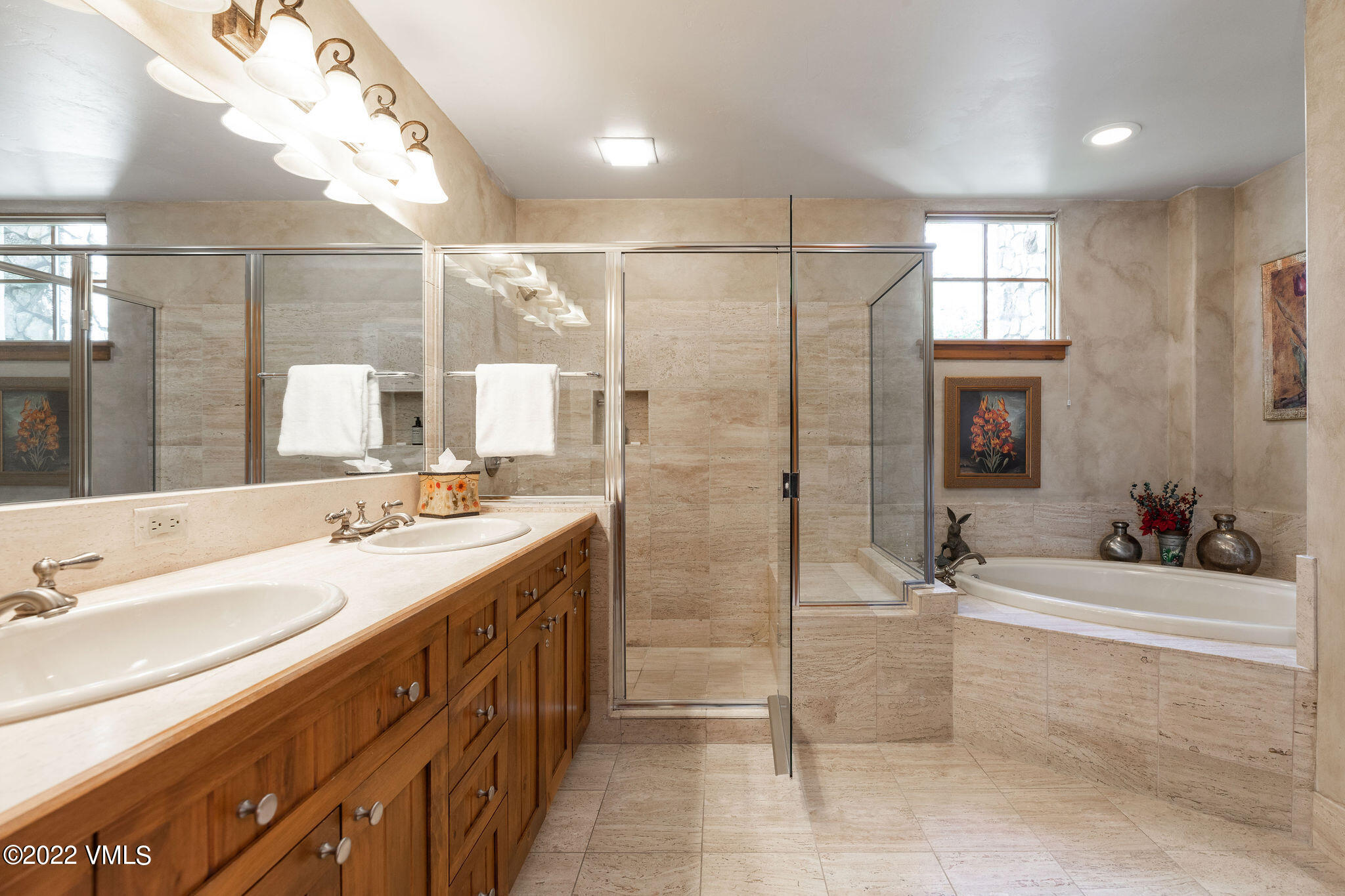 51 Offerson Road, Unit 114 Beaver Creek, CO 81620 - Photo 15 of 30 a spacious bathroom with a tub sink and mirror