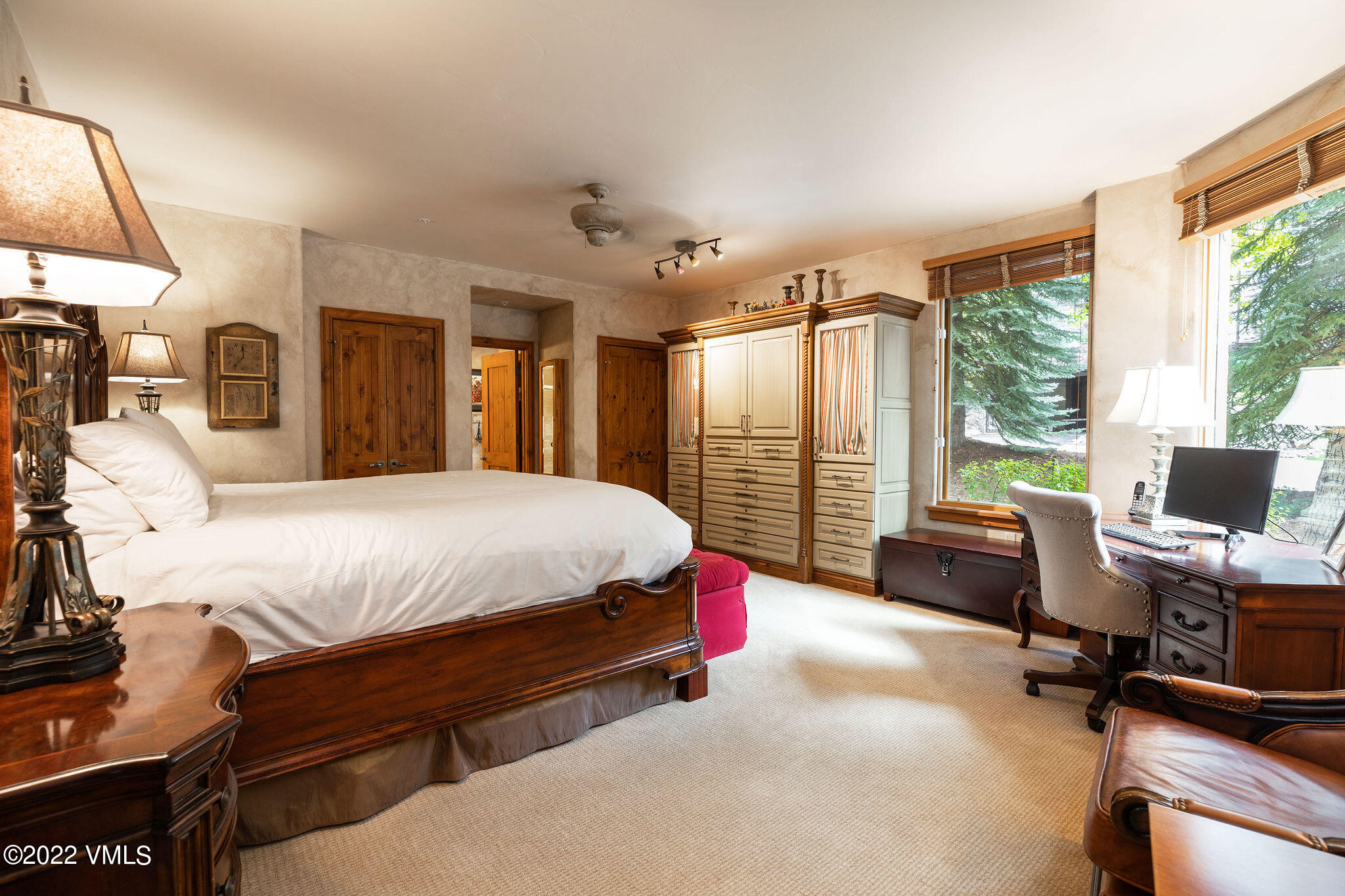 51 Offerson Road, Unit 114 Beaver Creek, CO 81620 - Photo 10 of 30 a bed room with a bed and a desk