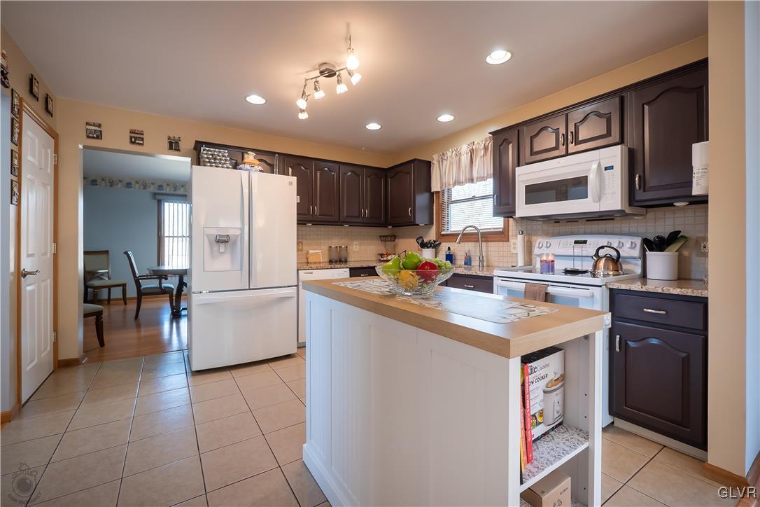 110 Deer Run Road Stroudsburg, PA 18360 - Photo 6 of 50 a kitchen with a sink a refrigerator and chairs
