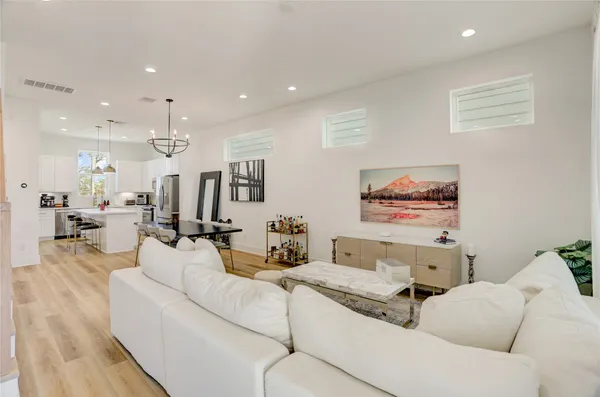 $2,800 | 2013 Cochran Street, Houston, TX 77009