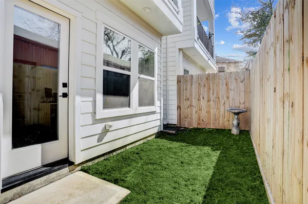 $2,800 | 2013 Cochran Street, Houston, TX 77009