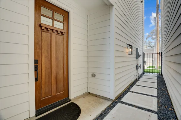 $2,800 | 2013 Cochran Street, Houston, TX 77009