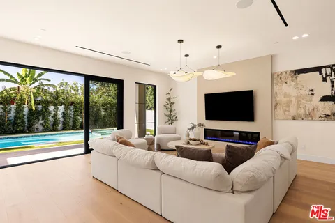 $2,400,000 | 17811 Collins Street, Encino, CA 91316