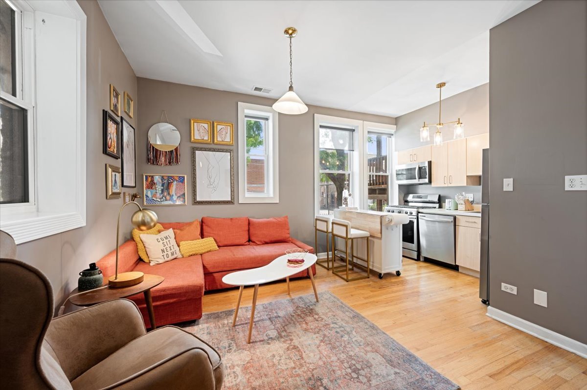 4053 North Sheridan Road, Unit 3 Chicago, IL 60613 - Photo 3 of 14 Gallery Image 3