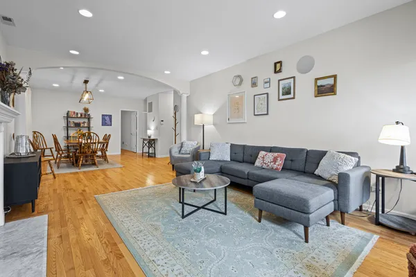 $405,000 | 4510 South Greenwood Avenue, Unit 2, Chicago, IL 60653