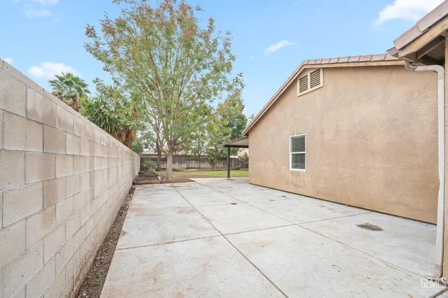 a view of a small space in the backyard