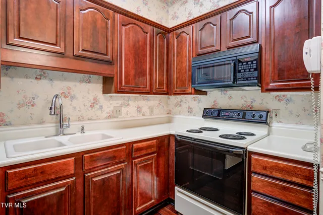 $287,000 | 2734 East Oakland Avenue, Unit D33, Johnson City, TN 37601