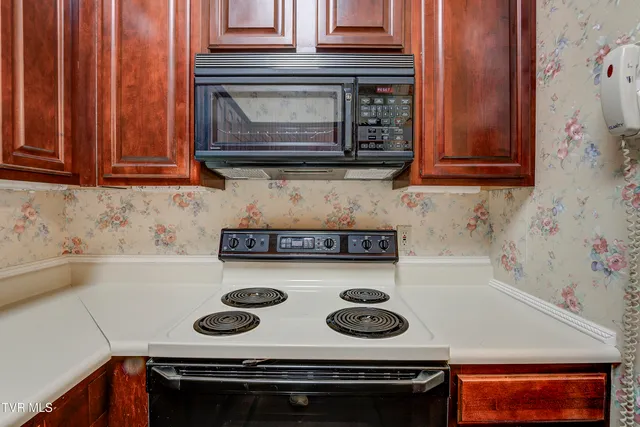 $287,000 | 2734 East Oakland Avenue, Unit D33, Johnson City, TN 37601